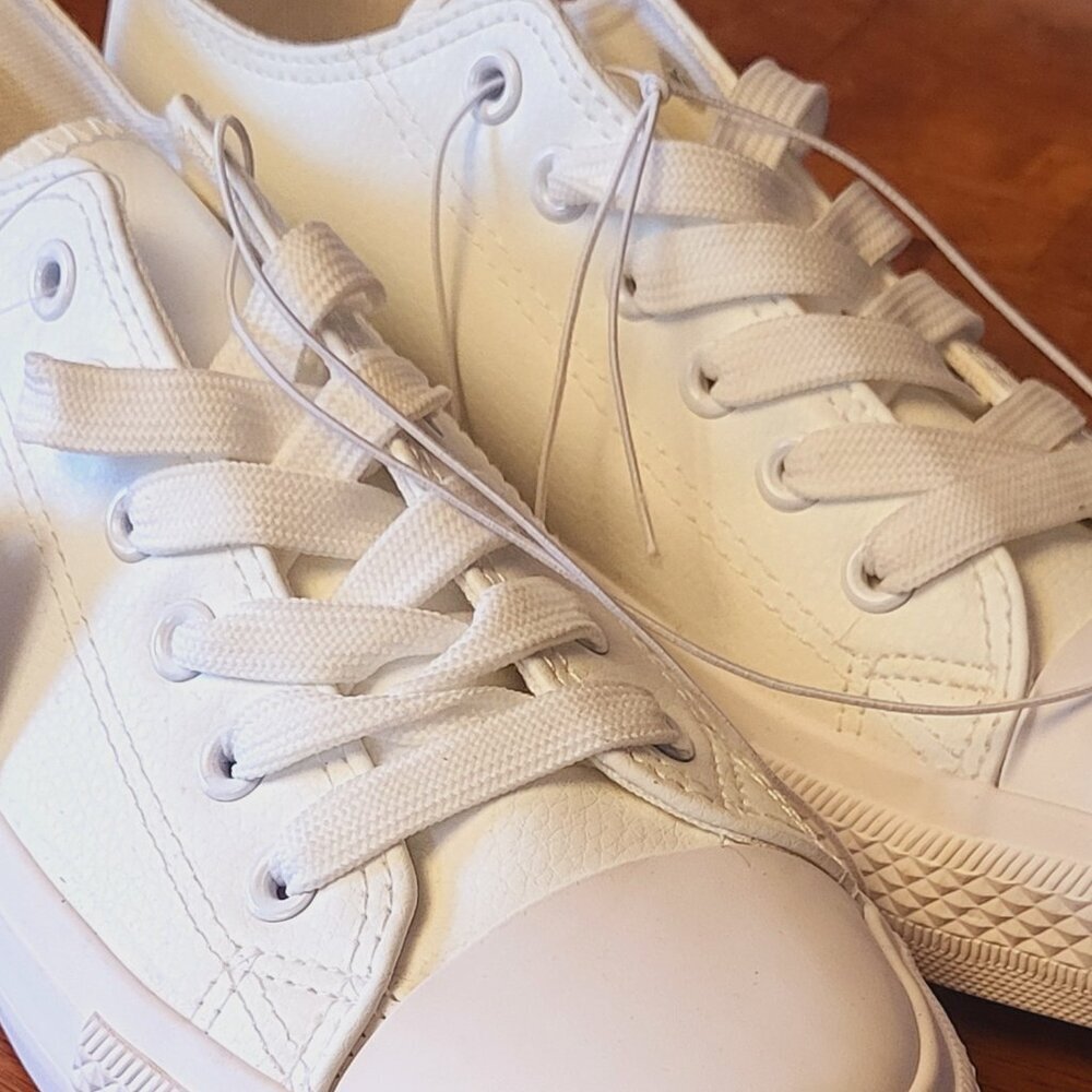 Mudd ~ Sz 7.5 ~ White Canvas ~ Women’s Low Top Sneakers ~ NWT